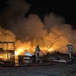 Eyüpsultan’da alevler geceyi aydınlattı: Lastik deposunda korkutan yangın