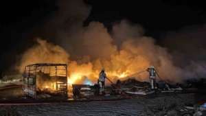 Eyüpsultan’da alevler geceyi aydınlattı: Lastik deposunda korkutan yangın