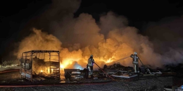 Eyüpsultan’da alevler geceyi aydınlattı: Lastik deposunda korkutan yangın