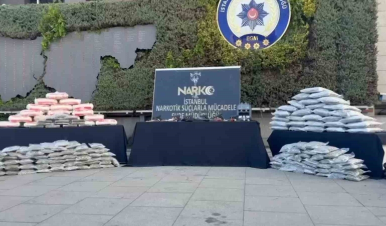 İstanbul merkezli 6 ilde ve Norveç’teki operasyonda ele geçirilen uyuşturucu emniyette sergilendi