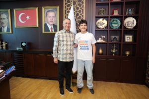 Sultangazili gençlerden büyük başarı: 2 LGS birincisi Başkan Dursun’u ziyaret etti