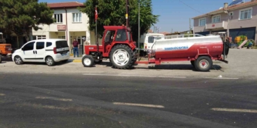 Köylüler traktör ve su tankerleriyle sırayla yangın nöbeti tutuyor