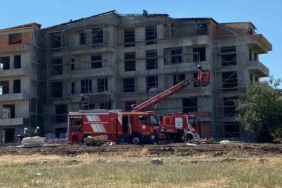 İzolasyon çalışması sırasında çatı alevlere teslim oldu