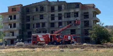 İzolasyon çalışması sırasında çatı alevlere teslim oldu