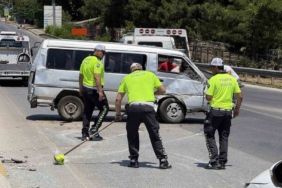 Yan yatan minibüste 6 kişi yaralandı, polis cam kırıklarını süpürgeyle temizledi