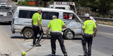 Yan yatan minibüste 6 kişi yaralandı, polis cam kırıklarını süpürgeyle temizledi