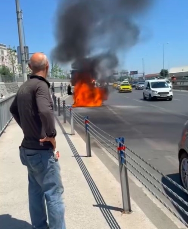 Fatih’te seyir halindeki otomobil alev topuna döndü