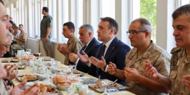 Vali Sözer Mehmetçiklerle aynı sofrada buluştu