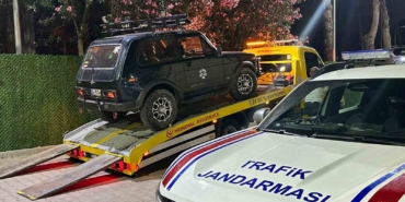 Gökçeada’da tuz gölünde arazi aracıyla drift yaptı