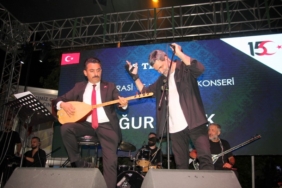 Çınarcık Kaymakamı Atak konserde saz çaldı