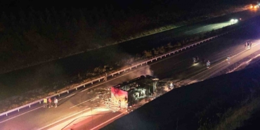 Balıkesir’de otoyolda tır yandı, yangın ormanlık alana sıçradı
