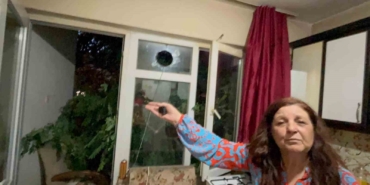 Balkonda kahve içerken üzerine ağaç devrildi