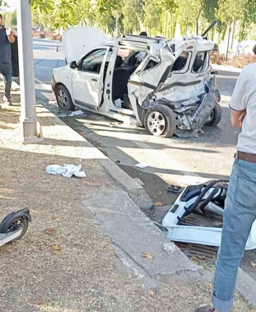 Küçükçekmece’de araç ile servis minibüsü çarpıştı: 4 yaralı