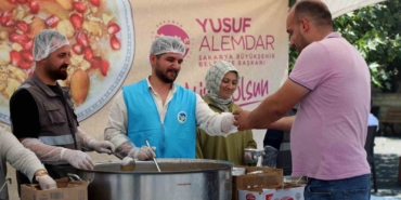 Binlerce kişiye aşure bereketini ulaştırdılar