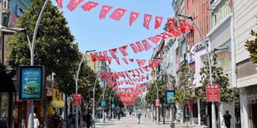 Sakarya’da cadde ve sokaklar ay-yıldızlı bayraklarla donatıldı