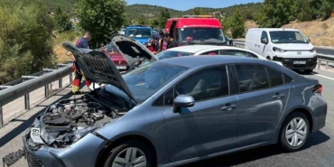 Asfaltın erimesi zincirleme kazaya neden oldu: 8 yaralı