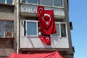 Piyade Sözleşmeli Er Ahmet Gültekin’in evi Türk bayraklarıyla donatıldı