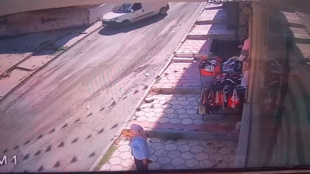 Arnavutköy’de freni boşalan teknik servis aracından personel kendini attı