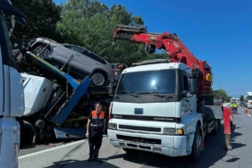 Anadolu Otoyolu’nda tır kazası: Sıfır kilometre Togg otomobiller hasar gördü, sürücü yaralandı