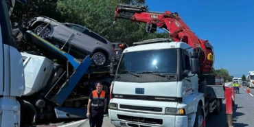 Anadolu Otoyolu’nda tır kazası: Sıfır kilometre Togg otomobiller hasar gördü, sürücü yaralandı