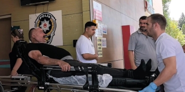 Fabrika çatısından düşüp ağır yaralandı