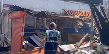 Esenyurt’ta bıçaklı kavgaya neden olan market reyonu yıkıldı