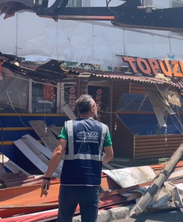 Esenyurt’ta bıçaklı kavgaya neden olan market reyonu yıkıldı
