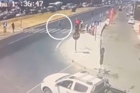 Otomobilin çarptığı kişi metrelerce savuruldu: O anlar kamerada