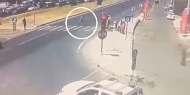 Otomobilin çarptığı kişi metrelerce savuruldu: O anlar kamerada