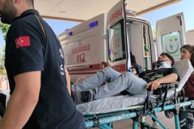 Otomobil kontrolden çıktı, önce direğe sonra evin koruma tellerine çarptı : 1 yaralı