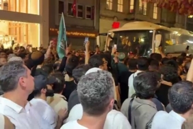 İstiklal Caddesi’nde toplanan grup, Leman dergisini protesto etti
