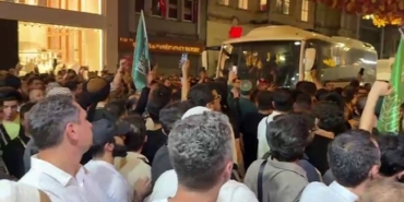 İstiklal Caddesi’nde toplanan grup, Leman dergisini protesto etti