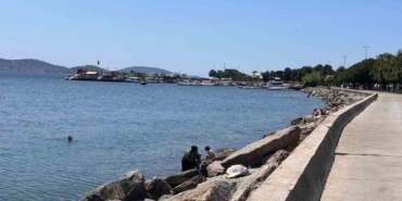 Sıcaktan bunalan İstanbullular çareyi denize girmekte buldu
