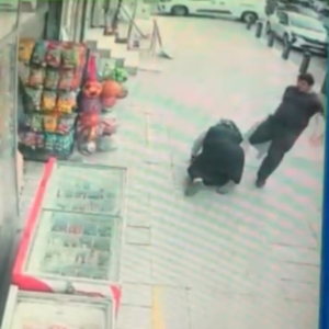 Sultangazi’de zihinsel engelli şahıs sokak ortasında annesine saldırdı
