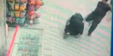 Sultangazi’de zihinsel engelli şahıs sokak ortasında annesine saldırdı