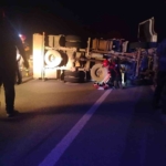 Bilecik’te domates yüklü kamyon devrildi, 2 kişi yaralandı