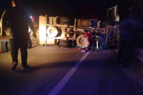 Bilecik’te domates yüklü kamyon devrildi, 2 kişi yaralandı