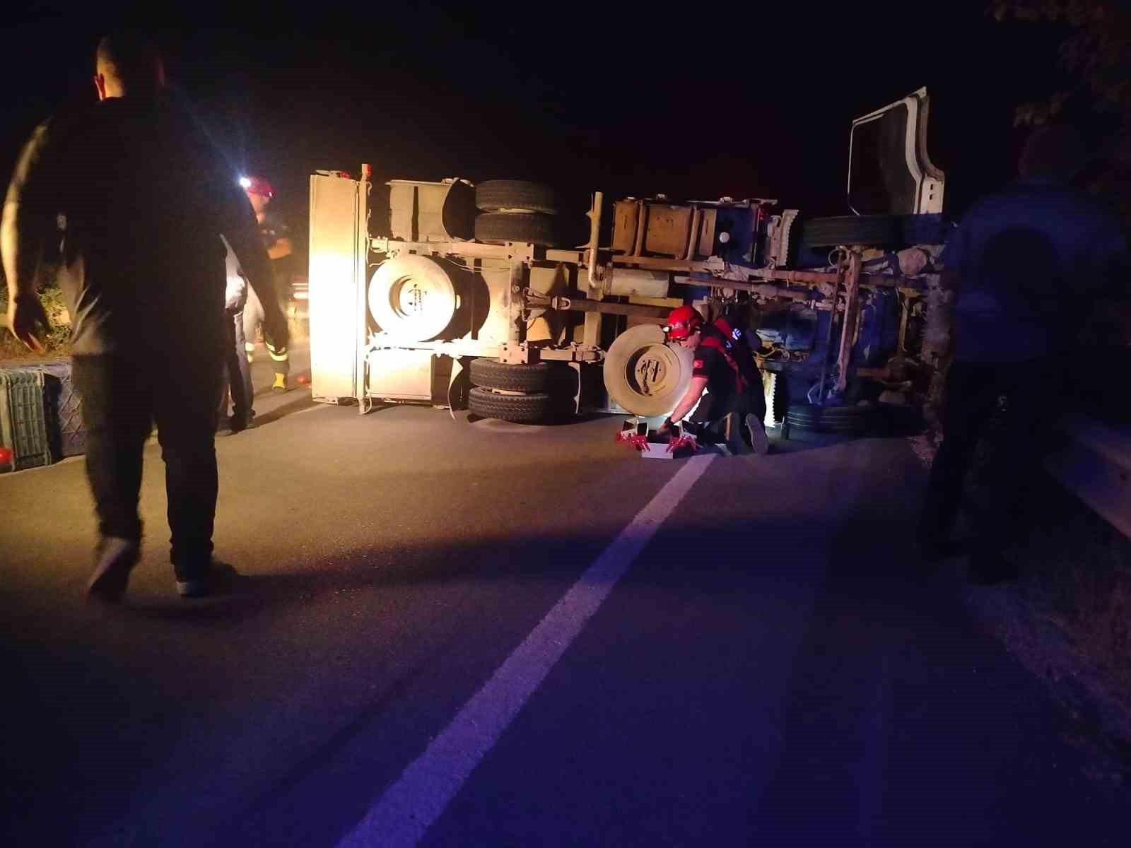 Bilecik’te domates yüklü kamyon devrildi, 2 kişi yaralandı