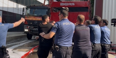 Yangın yerinde ortalık karıştı, itfaiyeci darbedildi, polis müdahale etti