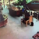 Eyüpsultan’da otomobil kaldırıma çıktı: Market çalışanının ölümden döndüğü anlar kameraya yansıdı