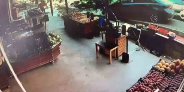 Eyüpsultan’da otomobil kaldırıma çıktı: Market çalışanının ölümden döndüğü anlar kameraya yansıdı