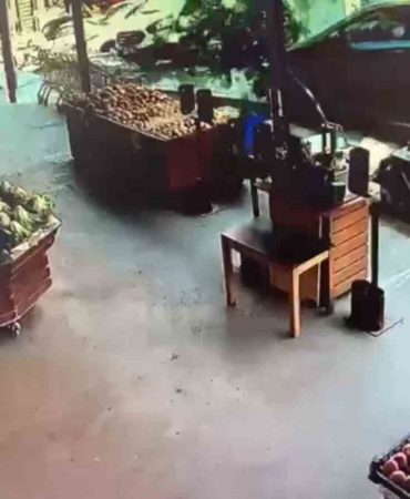 Eyüpsultan’da otomobil kaldırıma çıktı: Market çalışanının ölümden döndüğü anlar kameraya yansıdı