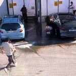 Motosikletli genç kız benzinlikte yıkanan otomobile çarptı: Yakıt istasyonundaki kaza kamerada