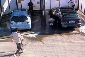 Motosikletli genç kız benzinlikte yıkanan otomobile çarptı: Yakıt istasyonundaki kaza kamerada