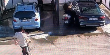 Motosikletli genç kız benzinlikte yıkanan otomobile çarptı: Yakıt istasyonundaki kaza kamerada