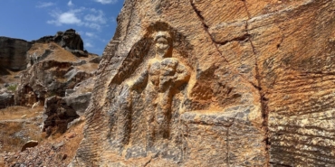 2000 yıllık Herkül kabartması sahipsizlikten yok oluyor