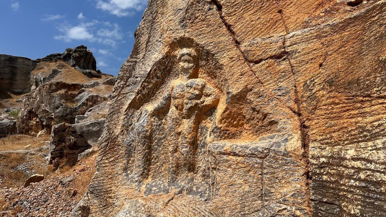 2000 yıllık Herkül kabartması sahipsizlikten yok oluyor