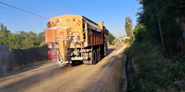 Bilecik’te eriyen asfalta karşı karayollarında kumlama çalışması
