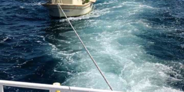 Çanakkale Boğazı’nda makine arızası yaparak sürüklenen tekne kurtarıldı