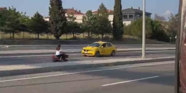 Elektrikli bisikletle ters yönde ilerlerken kameraya yakalandı